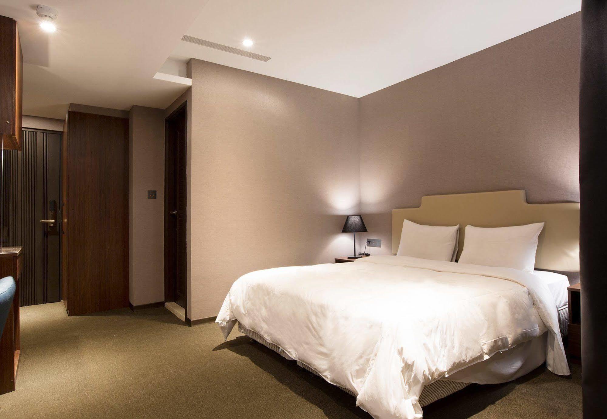 Noble Hotel Тайпей Екстериор снимка