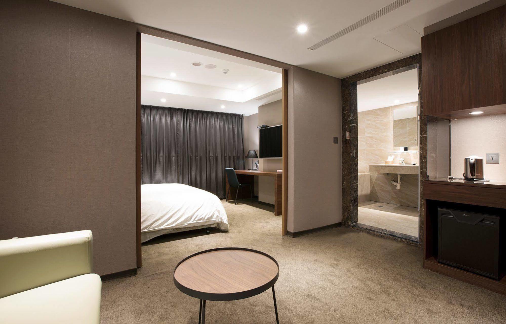 Noble Hotel Тайпей Екстериор снимка